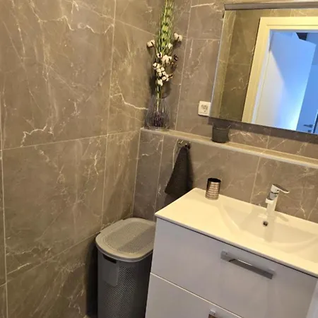 Royal Dutch Lux 4 *